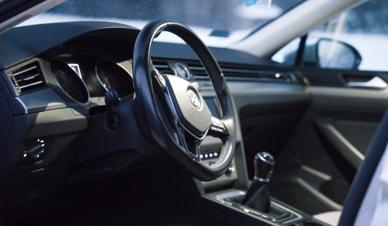 Volkswagen Passat full