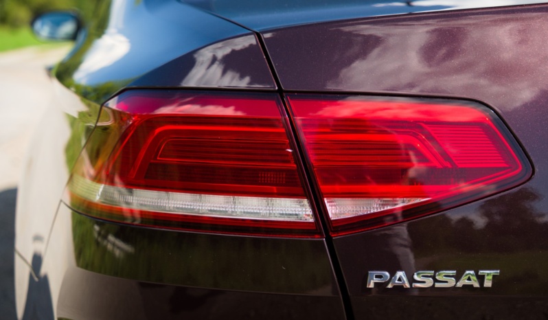 Volkswagen Passat full
