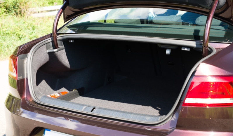 Volkswagen Passat full
