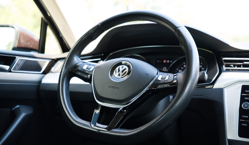 Volkswagen Passat full