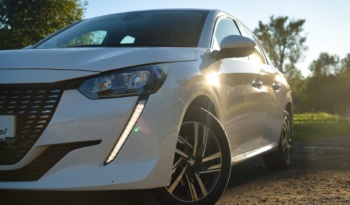 Peugeot 208 full