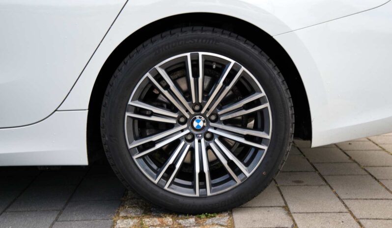 
								BMW 330e full									
